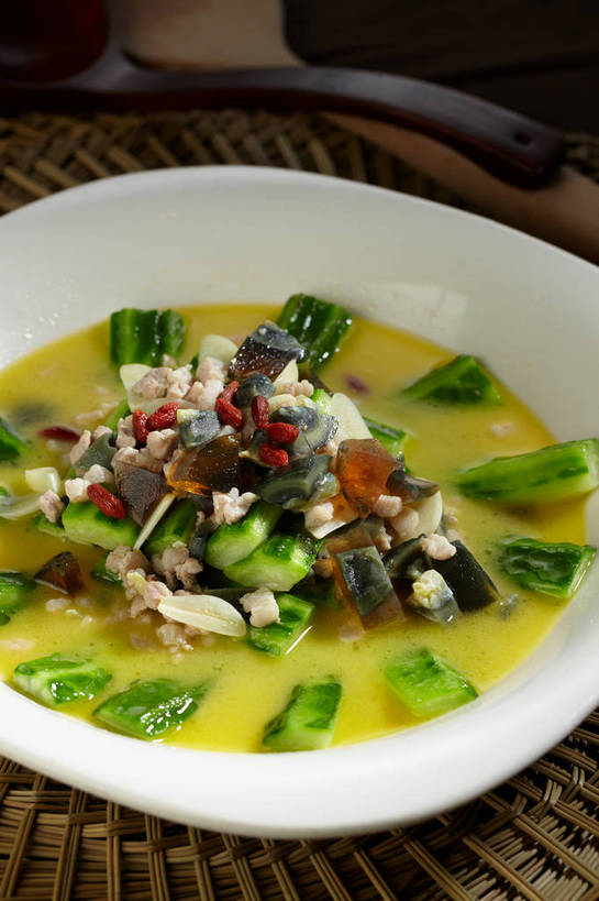 无人,竖图,俯视,室内,特写,白天,烹饪,中餐,餐桌,桌子,黄瓜,蔬菜,一堆,许多,堆叠,堆积,竹制,新鲜,陶瓷,蛋,肉,料理,食品,陶瓷制品,很多,肉丝,鸭蛋,皮蛋,小吃,菜肴,美食,肉类,食物,一个,白色,容器,垫子,碗,中式,佳肴,有机食品,绿色食品,单个,餐台,中华料理,储藏,堆,竹制品,储存,肉食,卵,鸭卵,松花蛋,变蛋,青瓜,胡瓜,彩图,高角度拍摄,贮存,shjb1