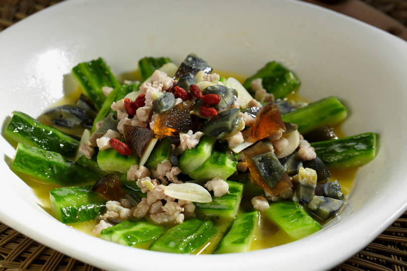 无人,横图,俯视,室内,特写,白天,烹饪,中餐,餐桌,桌子,黄瓜,蔬菜,一堆,许多,堆叠,堆积,竹制,新鲜,陶瓷,蛋,肉,料理,食品,陶瓷制品,很多,肉丝,鸭蛋,皮蛋,小吃,菜肴,美食,肉类,食物,一个,白色,容器,垫子,碗,中式,佳肴,有机食品,绿色食品,单个,餐台,中华料理,储藏,堆,竹制品,储存,肉食,卵,鸭卵,松花蛋,变蛋,青瓜,胡瓜,彩图,高角度拍摄,贮存,shjb1