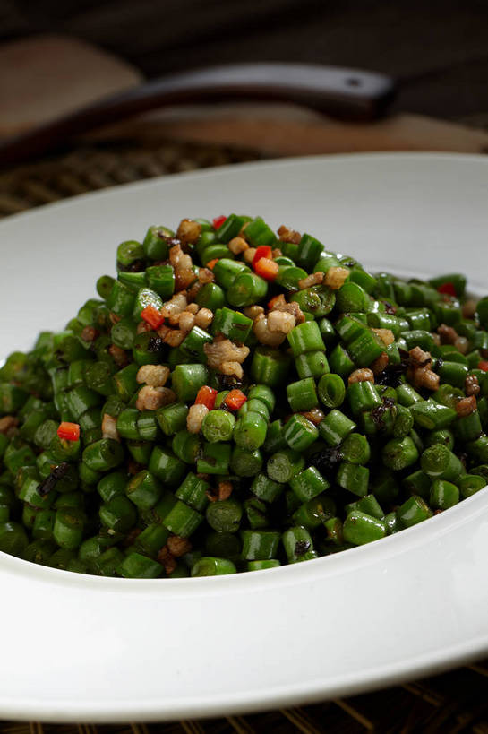 无人,竖图,俯视,室内,特写,白天,烹饪,中餐,植物,餐桌,桌子,豆,蔬菜,一堆,许多,堆叠,堆积,新鲜,陶瓷,豆类,豆子,炒菜,调味,肉,香料,佐料,料理,食品,陶瓷制品,很多,猪肉,小炒肉,菜肴,美食,肉类,食物,一个,白色,容器,碗,中式,佳肴,有机食品,绿色食品,单个,餐台,中华料理,储藏,堆,配料,储存,五花肉,川菜,肉食,豆科,豚肉,作料,四川菜,肋条肉,三层肉,彩图,高角度拍摄,贮存,shjb1