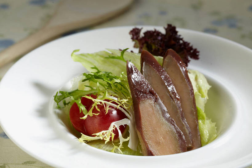 无人,横图,俯视,室内,特写,白天,烹饪,中餐,石头,餐桌,桌子,蔬菜,西红柿,小番茄,叶子,阴影,新鲜,反射,布料,石子,影子,陶瓷,生菜,莴苣,调料,酱料,酱汁,肉,蔬菜沙拉,佐料,沙拉,料理,食品,绿叶,陶瓷制品,调味品,调味料,布纹,色拉,酱,沙拉酱,沙律,菜肴,美食,肉类,桌布,食物,一个,红色,白色,餐巾,容器,台布,碗,中式,嫩叶,佳肴,有机食品,绿色食品,单个,餐台,色拉酱,中华料理,储藏,苦苣,储存,肉食,春菜,鹅仔菜,莴仔菜,千金菜,叶用莴苣,小西红柿,樱桃小番茄,珍珠小番茄,叶,叶片,石块,岩石,樱桃番茄,圣女果,番茄,餐桌布,彩图,高角度拍摄,红珊瑚生菜,贮存,shjb1