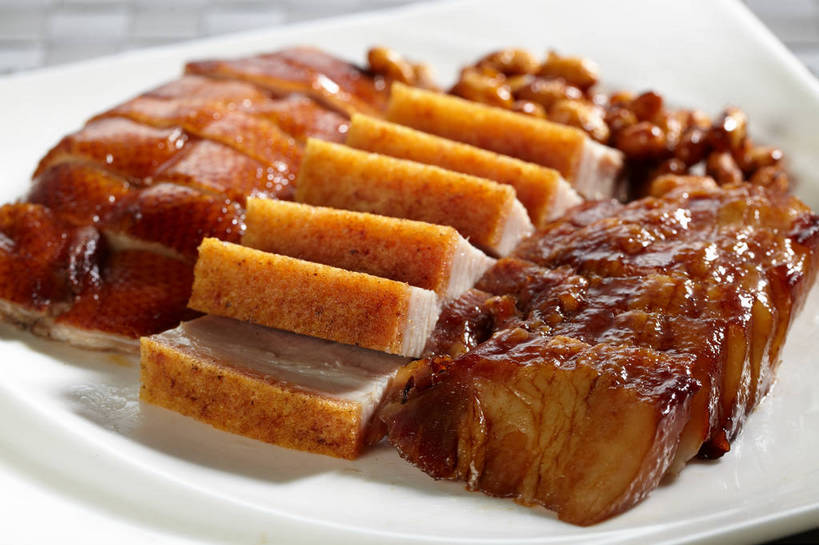 拼盘,无人,横图,俯视,室内,特写,白天,烹饪,中餐,餐桌,桌子,餐具,一排,许多,朦胧,模糊,整齐,并列,并排,碟子,盘,陶瓷,肉,料理,食品,陶瓷制品,很多,叉烧,猪肉,菜肴,美食,肉类,烧鹅,食物,排列,一个,白色,盘子,碟,中式,佳肴,单个,餐台,中华料理,队列,平行,肉食,豚肉,广东菜,粤菜,彩图,高角度拍摄,鹅肉,脆皮烧腩仔,烧腩仔,shjb1