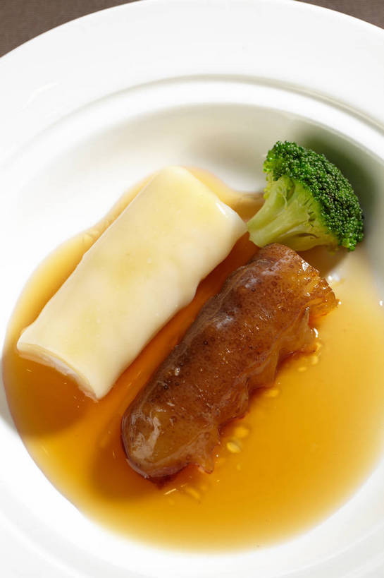 海鲜,无人,竖图,俯视,室内,特写,白天,烹饪,中餐,餐桌,桌子,蔬菜,新鲜,陶瓷,西兰花,料理,食品,陶瓷制品,水产,菜肴,美食,海洋生物,食物,一个,白色,容器,碗,中式,佳肴,有机食品,绿色食品,单个,餐台,中华料理,储藏,海参,储存,水生动物,海产品,水生物,棘皮动物,海底动物,甘蓝花,彩图,高角度拍摄,绿菜花,绿花菜,青花菜,蔬菜皇冠,鲁菜,贮存,山东菜,shjb1,红烧海参