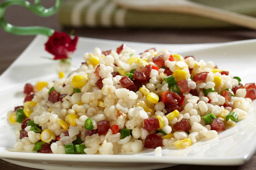 无人,横图,俯视,室内,特写,白天,烹饪,中餐,餐桌,桌子,餐具,一把,一堆,许多,堆叠,堆积,朦胧,模糊,木制,布料,碟子,盘,勺子,陶瓷,肉,料理,食品,陶瓷制品,很多,布纹,猪肉,腊肉,菜肴,美食,肉类,中药,桌布,食物,白色,盘子,餐巾,木制品,调羹,碟,台布,汤匙,中式,佳肴,餐台,中华料理,堆,肉食,薏米,豚肉,薏仁,苡米,苡仁,薏苡仁,米仁,餐桌布,彩图,高角度拍摄,shjb1,腊肉薏米饭