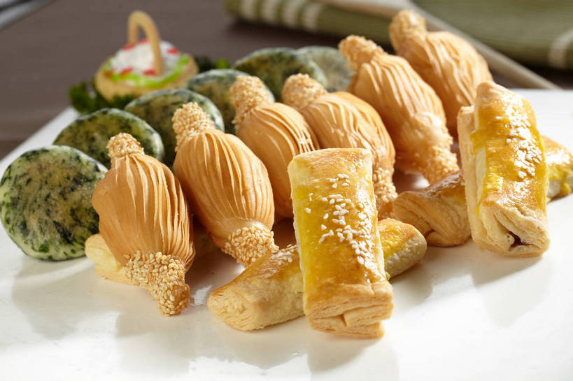 点心,拼盘,无人,横图,俯视,室内,特写,白天,餐桌,桌子,餐具,一排,许多,朦胧,模糊,整齐,并列,并排,布料,碟子,盘,陶瓷,芝麻,料理,食品,陶瓷制品,很多,布纹,美食,桌布,食物,排列,一个,白色,盘子,餐巾,碟,台布,中式,白芝麻,单个,餐台,队列,平行,叉烧酥,酥皮,脂麻,胡麻,白麻,巨胜子,油麻,餐桌布,彩图,高角度拍摄,广式点心,广州点心,shjb1