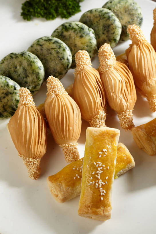 点心,拼盘,无人,竖图,俯视,室内,特写,白天,餐桌,桌子,餐具,一排,许多,朦胧,模糊,整齐,并列,并排,布料,碟子,盘,陶瓷,芝麻,料理,食品,陶瓷制品,很多,布纹,美食,桌布,食物,排列,一个,白色,盘子,餐巾,碟,台布,中式,白芝麻,单个,餐台,队列,平行,叉烧酥,酥皮,脂麻,胡麻,白麻,巨胜子,油麻,餐桌布,彩图,高角度拍摄,广式点心,广州点心,shjb1