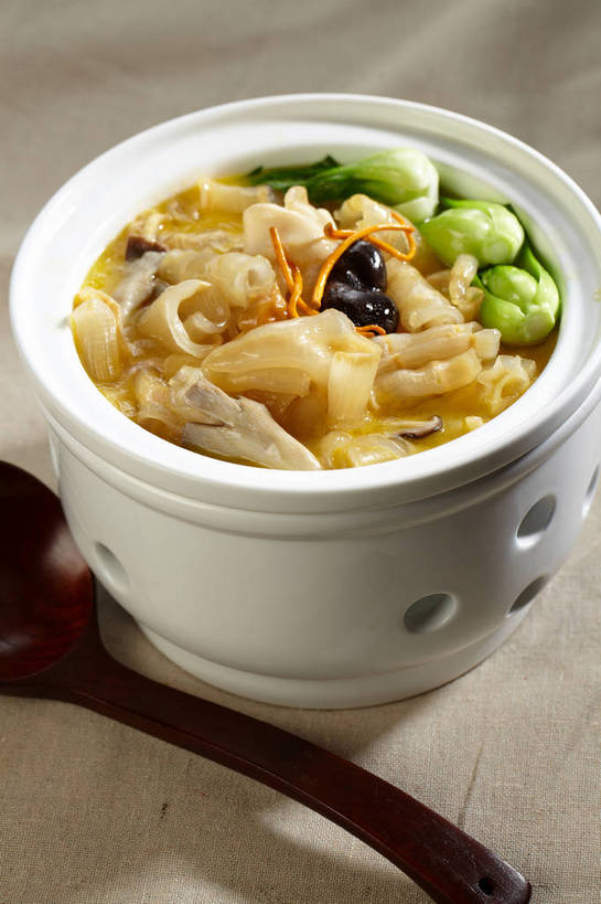 无人,竖图,俯视,室内,特写,白天,烹饪,中餐,餐桌,桌子,蔬菜,一把,一堆,许多,堆叠,堆积,新鲜,木制,勺子,陶瓷,菌菇,青菜,汤,料理,食品,陶瓷制品,很多,菌类,木耳,菜肴,美食,食物,白色,木制品,容器,调羹,汤匙,碗,中式,食用菌,佳肴,有机食品,绿色食品,餐台,中华料理,储藏,堆,黑木耳,真菌,储存,小白菜,不结球白菜,光木耳,彩图,高角度拍摄,贮存,shjb1