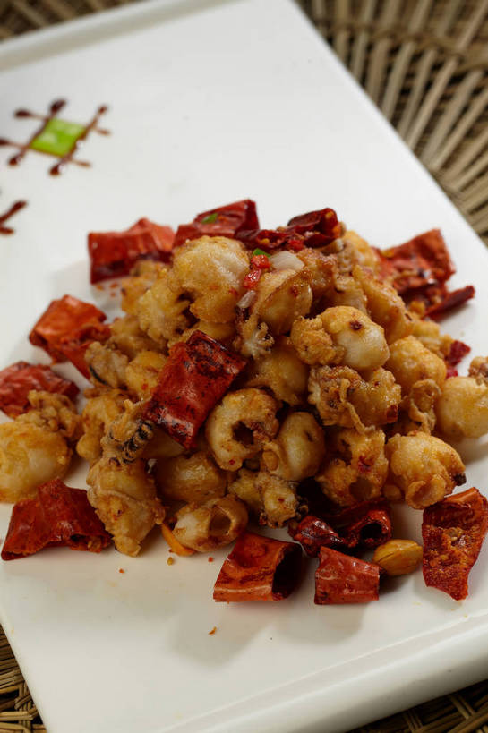 无人,竖图,俯视,室内,特写,白天,烹饪,中餐,餐桌,桌子,辣椒,蔬菜,餐具,一堆,许多,堆叠,堆积,朦胧,模糊,新鲜,碟子,盘,陶瓷,调味,鸡肉,肉,香料,佐料,料理,食品,陶瓷制品,很多,菜肴,美食,肉类,食物,一个,白色,盘子,碟,中式,佳肴,有机食品,绿色食品,单个,餐台,中华料理,辣子鸡,堆,配料,干辣椒,脱水,肉食,辣角,红海椒,大椒,辣虎,广椒,作料,辣子,红辣椒,海椒,番椒,彩图,高角度拍摄,干海椒,筒筒辣角,shjb1