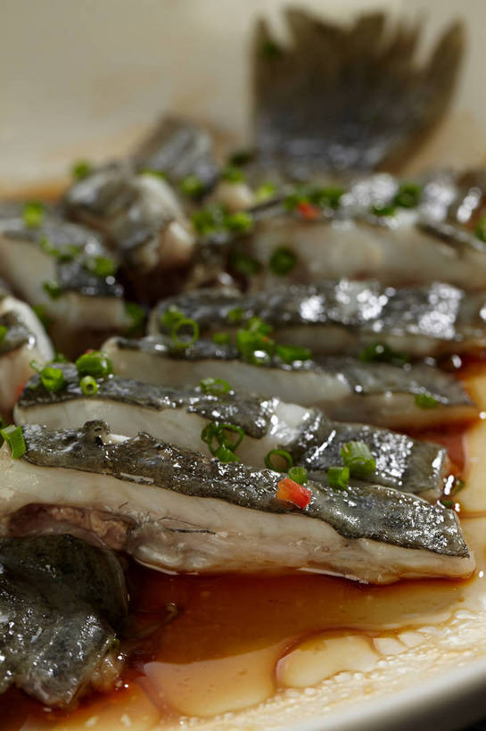 无人,竖图,俯视,室内,特写,白天,烹饪,中餐,餐桌,桌子,餐具,切开,朦胧,模糊,碟子,盘,陶瓷,调味,肉,香料,鱼肉,佐料,料理,食品,陶瓷制品,菜肴,美食,肉类,食物,一个,白色,盘子,碟,切,中式,佳肴,单个,餐台,中华料理,配料,剖面,肉食,切面,蒸菜,作料,彩图,高角度拍摄,清蒸鱼,shjb1