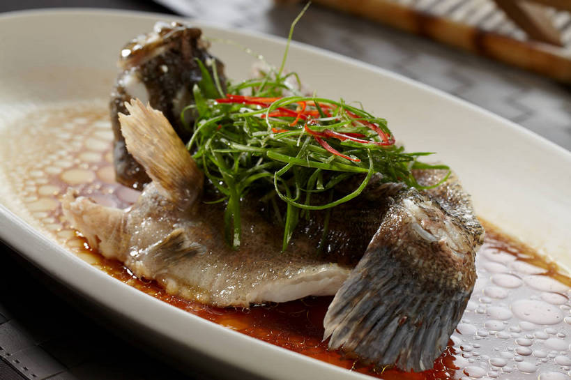 无人,横图,俯视,室内,特写,白天,烹饪,中餐,餐桌,桌子,餐具,布料,碟子,盘,陶瓷,葱,青葱,调料,调味,酱料,酱汁,肉,香料,鱼肉,佐料,料理,食品,陶瓷制品,调味品,鱼头,调味料,布纹,酱,菜肴,美食,肉类,桌布,食物,盘子,餐巾,碟,台布,中式,佳肴,餐台,中华料理,配料,清蒸,肉食,作料,餐桌布,彩图,高角度拍摄,清蒸菜,shjb1,清蒸鱼头