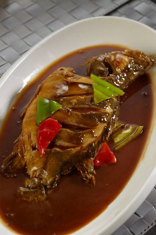 无人,竖图,俯视,室内,特写,白天,烹饪,中餐,餐桌,桌子,蔬菜,餐具,切开,新鲜,鱼,布料,碟子,盘,陶瓷,青椒,调料,红烧,酱料,酱汁,肉,鱼肉,佐料,料理,食品,陶瓷制品,调味品,调味料,布纹,酱,菜肴,美食,肉类,鱼类,桌布,食物,一个,白色,盘子,餐巾,碟,台布,切,中式,佳肴,有机食品,绿色食品,单个,餐台,中华料理,红烧鱼,剖面,肉食,切面,大椒,菜椒,红烧菜,甜椒,柿子椒,灯笼椒,餐桌布,彩图,高角度拍摄,shjb1