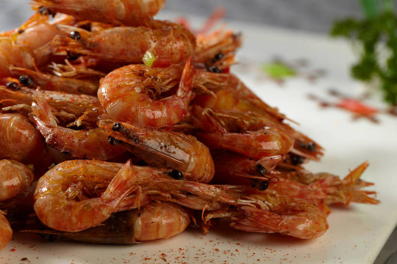 海鲜,无人,横图,俯视,室内,特写,白天,烹饪,中餐,餐桌,桌子,餐具,一堆,许多,堆叠,堆积,朦胧,模糊,布料,碟子,盘,陶瓷,调味,肉,虾,香料,佐料,料理,食品,陶瓷制品,很多,布纹,水产,菜肴,美食,肉类,海洋生物,桌布,食物,盘子,餐巾,碟,台布,中式,佳肴,餐台,中华料理,堆,虾肉,配料,水生动物,河虾,海产品,水生物,肉食,海底动物,作料,本帮菜,沪菜,上海菜,淡水虾,青虾,日本沼虾,餐桌布,彩图,高角度拍摄,shjb1,油爆虾