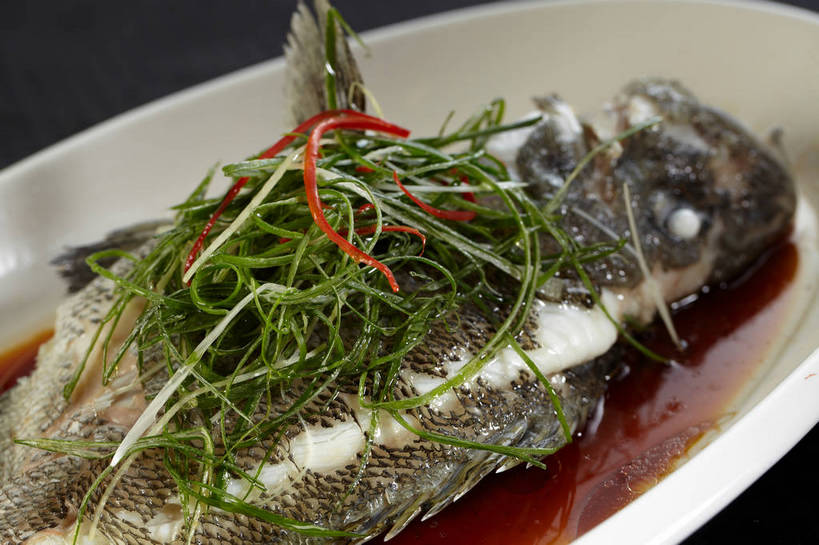 无人,横图,俯视,室内,特写,白天,烹饪,中餐,餐桌,桌子,姜,一条,陶瓷,葱,青葱,调料,肉,香料,鱼肉,料理,食品,陶瓷制品,调味品,调味料,酱油,菜肴,美食,肉类,食物,一个,白色,容器,碗,中式,佳肴,单个,餐台,中华料理,储藏,储存,止咳,肉食,蒸菜,止痛,解毒,发汗,温肺,温胃,行气,止呕,百辣云,豉油,生姜,老姜,彩图,高角度拍摄,清蒸鱼,贮存,散寒,shjb1