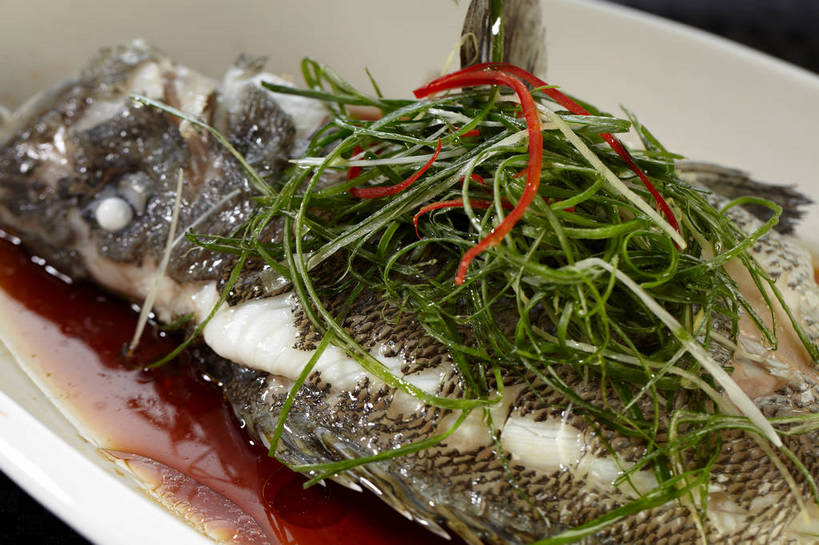 无人,横图,俯视,室内,特写,白天,烹饪,中餐,餐桌,桌子,姜,一条,陶瓷,葱,青葱,调料,肉,香料,鱼肉,料理,食品,陶瓷制品,调味品,调味料,酱油,菜肴,美食,肉类,食物,一个,白色,容器,碗,中式,佳肴,单个,餐台,中华料理,储藏,储存,止咳,肉食,蒸菜,止痛,解毒,发汗,温肺,温胃,行气,止呕,百辣云,豉油,生姜,老姜,彩图,高角度拍摄,清蒸鱼,贮存,散寒,shjb1