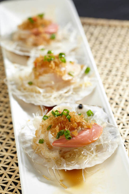 海鲜,面食,面条,无人,竖图,俯视,室内,特写,白天,烹饪,中餐,餐桌,桌子,餐具,一排,朦胧,模糊,整齐,并列,并排,布料,碟子,盘,陶瓷,葱,青葱,调味,面,香料,佐料,料理,食品,陶瓷制品,扇贝,布纹,粉丝,水产,菜肴,美食,海洋生物,桌布,食物,排列,三个,一个,白色,盘子,餐巾,碟,台布,中式,佳肴,单个,餐台,中华料理,配料,队列,水生动物,海产品,平行,水生物,海底动物,作料,冬粉,餐桌布,彩图,高角度拍摄,shjb1,粉丝扇贝