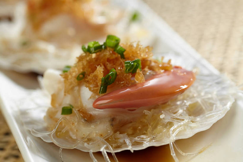 海鲜,面食,面条,无人,横图,俯视,室内,特写,白天,烹饪,中餐,餐桌,桌子,餐具,朦胧,模糊,布料,碟子,盘,陶瓷,葱,青葱,调味,面,香料,佐料,料理,食品,陶瓷制品,扇贝,布纹,粉丝,水产,菜肴,美食,海洋生物,桌布,食物,两个,一个,白色,盘子,餐巾,碟,台布,中式,佳肴,单个,餐台,中华料理,配料,水生动物,海产品,水生物,海底动物,作料,冬粉,餐桌布,彩图,高角度拍摄,shjb1,粉丝扇贝