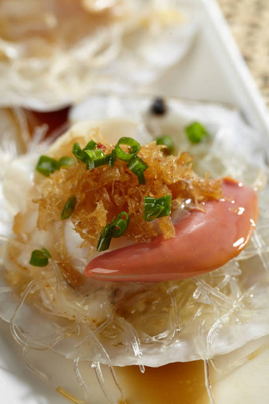 海鲜,面食,面条,无人,竖图,俯视,室内,特写,白天,烹饪,中餐,餐桌,桌子,餐具,朦胧,模糊,布料,碟子,盘,陶瓷,葱,青葱,调味,面,香料,佐料,料理,食品,陶瓷制品,扇贝,布纹,粉丝,水产,菜肴,美食,海洋生物,桌布,食物,两个,一个,白色,盘子,餐巾,碟,台布,中式,佳肴,单个,餐台,中华料理,配料,水生动物,海产品,水生物,海底动物,作料,冬粉,餐桌布,彩图,高角度拍摄,shjb1,粉丝扇贝