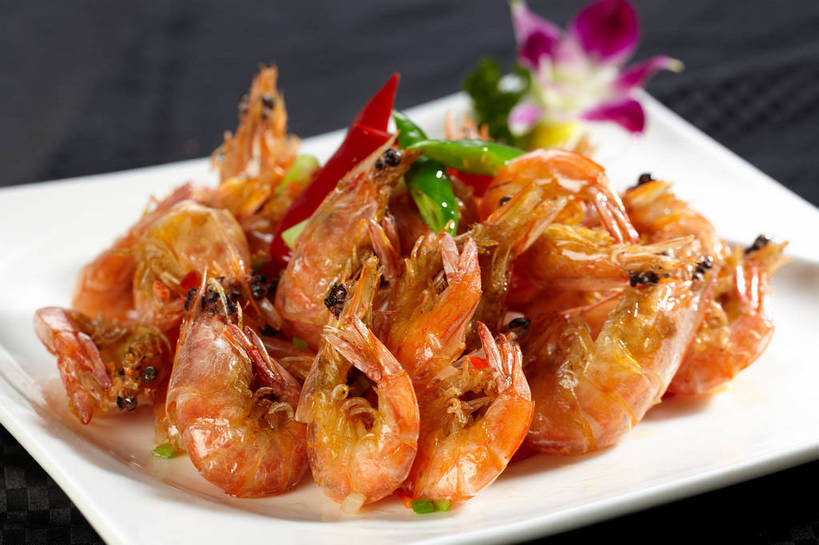 海鲜,无人,横图,俯视,室内,特写,白天,烹饪,中餐,餐桌,桌子,辣椒,蔬菜,餐具,一堆,许多,堆叠,堆积,朦胧,模糊,新鲜,装饰,盛开,碟子,盘,陶瓷,肉,虾,料理,食品,石斛,陶瓷制品,很多,花蕾,水产,菜肴,美食,肉类,海洋生物,花,花瓣,花朵,鲜花,食物,一朵,一个,白色,盘子,碟,花苞,花蕊,中式,佳肴,有机食品,绿色食品,单个,餐台,中华料理,堆,华丽,修饰,虾肉,点缀,高雅,水生动物,河虾,海产品,水生物,肉食,彩椒,海底动物,辣角,红海椒,大椒,辣虎,广椒,衬托,美观,雅致,雅观,石斛兰,金钗石斛,淡泊,花中君子,本帮菜,沪菜,上海菜,淡水虾,青虾,日本沼虾,兰花,甜椒,柿子椒,辣子,海椒,番椒,灯笼椒,彩图,高角度拍摄,shjb1,油爆虾