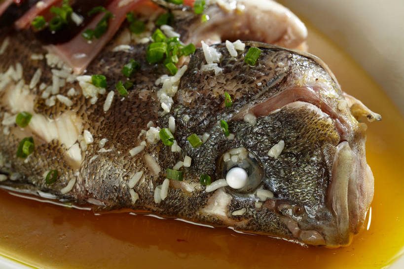 无人,横图,俯视,室内,特写,白天,烹饪,中餐,餐桌,桌子,蔬菜,餐具,一条,新鲜,碟子,盘,陶瓷,菌菇,香菇,肉,鱼肉,料理,食品,陶瓷制品,菌类,火腿,猪肉,菜肴,美食,肉类,食物,腌制,盘子,碟,中式,食用菌,佳肴,有机食品,绿色食品,餐台,中华料理,真菌,肉食,蒸菜,豚肉,椎茸,熏制,火肉,兰熏,猪腿,彩图,高角度拍摄,清蒸鱼,平庄菇,香菌,香蕈,shjb1