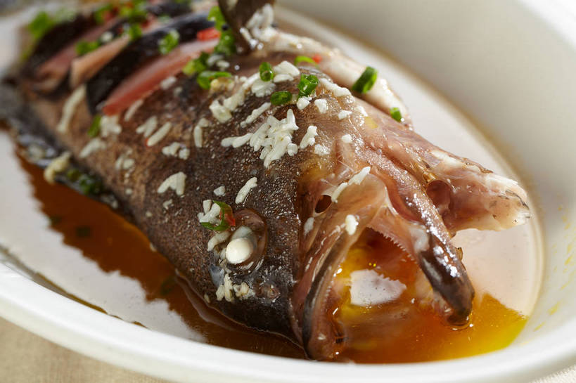 无人,横图,俯视,室内,特写,白天,烹饪,中餐,餐桌,桌子,蔬菜,餐具,一条,新鲜,碟子,盘,陶瓷,菌菇,香菇,肉,鱼肉,料理,食品,陶瓷制品,菌类,火腿,猪肉,菜肴,美食,肉类,食物,腌制,盘子,碟,中式,食用菌,佳肴,有机食品,绿色食品,餐台,中华料理,真菌,肉食,蒸菜,豚肉,椎茸,熏制,火肉,兰熏,猪腿,彩图,高角度拍摄,清蒸鱼,平庄菇,香菌,香蕈,shjb1