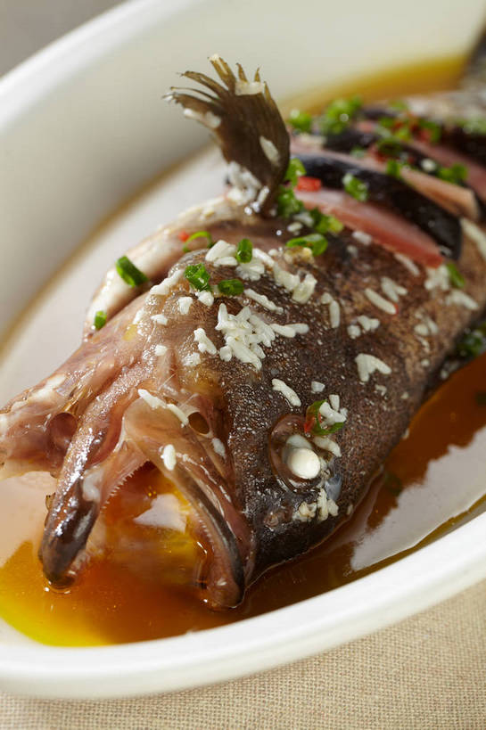 无人,竖图,俯视,室内,特写,白天,烹饪,中餐,餐桌,桌子,蔬菜,餐具,一条,新鲜,碟子,盘,陶瓷,菌菇,香菇,肉,鱼肉,料理,食品,陶瓷制品,菌类,火腿,猪肉,菜肴,美食,肉类,食物,腌制,盘子,碟,中式,食用菌,佳肴,有机食品,绿色食品,餐台,中华料理,真菌,肉食,蒸菜,豚肉,椎茸,熏制,火肉,兰熏,猪腿,彩图,高角度拍摄,清蒸鱼,平庄菇,香菌,香蕈,shjb1