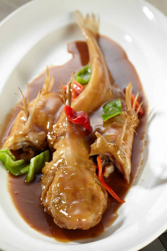 无人,竖图,俯视,室内,特写,白天,烹饪,中餐,餐桌,桌子,蔬菜,朦胧,模糊,新鲜,鱼,陶瓷,青椒,红烧,肉,鱼肉,料理,食品,陶瓷制品,菜肴,美食,肉类,鱼类,食物,一个,白色,容器,碗,中式,佳肴,有机食品,绿色食品,单个,餐台,中华料理,储藏,储存,红烧鱼,肉食,大椒,菜椒,红烧菜,甜椒,柿子椒,灯笼椒,彩图,高角度拍摄,贮存,shjb1