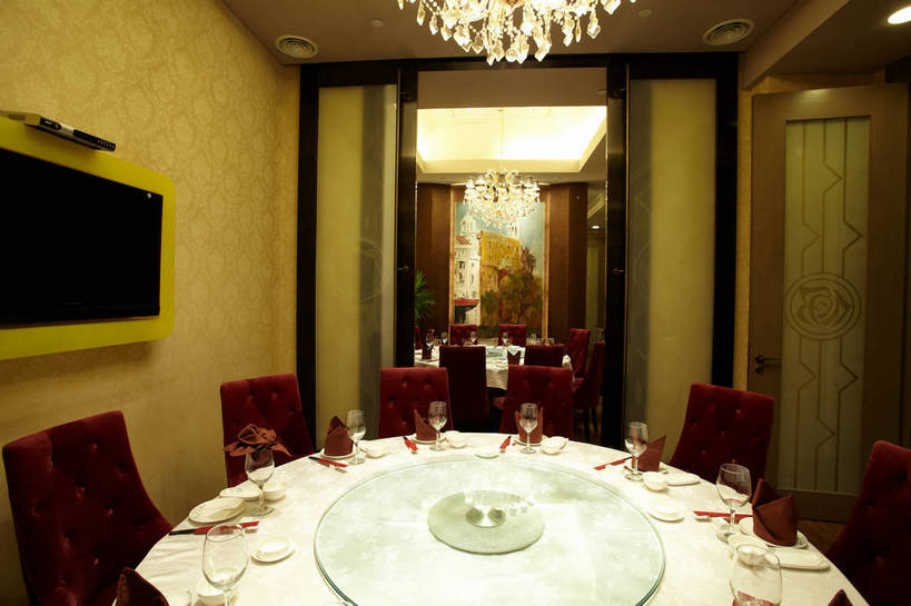 无人,横图,室内,白天,正面,时尚,绘画,餐桌,筷子,天花板,装修,桌子,建筑,杯子,餐具,电视,照明,一排,许多,艺术,整齐,装饰,并列,并排,布料,碟子,高脚杯,盘,陶瓷,墙,灯光,筷架,陶瓷制品,红酒杯,水晶,很多,古典,布纹,筷枕,文化,建设,装潢,传统,吊灯,水晶灯,墙壁,墙面,玻璃制品,灯,桌布,排列,盘子,餐巾,酒杯,容器,转盘,工艺品,灯具,碟,室内装潢,台布,碗,品味,中式,餐台,储藏,包厢,礼节,华丽,筷子架,样板房,明亮,照亮,美术,高雅,舒适,家居装潢,葡萄酒杯,照明设备,储存,队列,高贵,彩电,挂画,礼仪,水晶吊灯,平行,房屋设计,包房,室内设计,宽敞,样板房装潢,美学,水晶制品,彩色电视机,显像管屏,显像管屏幕,富丽,华美,设计,玻璃杯,电视机,进餐用具,装饰画,餐桌布,彩图,水晶石,贮存,shjb1