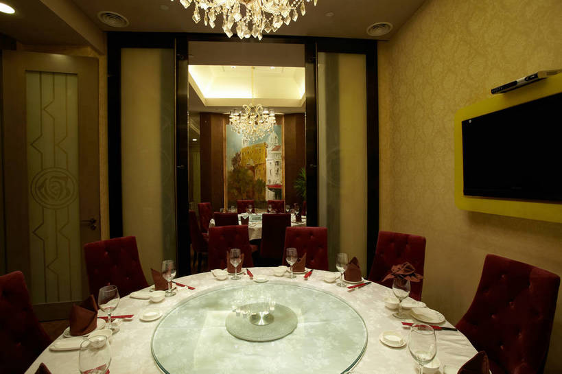 无人,横图,室内,白天,正面,时尚,绘画,餐桌,筷子,天花板,装修,桌子,建筑,杯子,餐具,电视,照明,一排,许多,艺术,整齐,装饰,并列,并排,布料,碟子,高脚杯,盘,陶瓷,墙,灯光,筷架,陶瓷制品,红酒杯,水晶,很多,古典,布纹,筷枕,文化,建设,装潢,传统,吊灯,水晶灯,墙壁,墙面,玻璃制品,灯,桌布,排列,盘子,餐巾,酒杯,容器,转盘,工艺品,灯具,碟,室内装潢,台布,碗,品味,中式,餐台,储藏,包厢,礼节,华丽,筷子架,样板房,明亮,照亮,美术,高雅,舒适,家居装潢,葡萄酒杯,照明设备,储存,队列,高贵,彩电,挂画,礼仪,水晶吊灯,平行,房屋设计,包房,室内设计,宽敞,样板房装潢,美学,水晶制品,彩色电视机,显像管屏,显像管屏幕,富丽,华美,设计,玻璃杯,电视机,进餐用具,装饰画,餐桌布,彩图,水晶石,贮存,shjb1