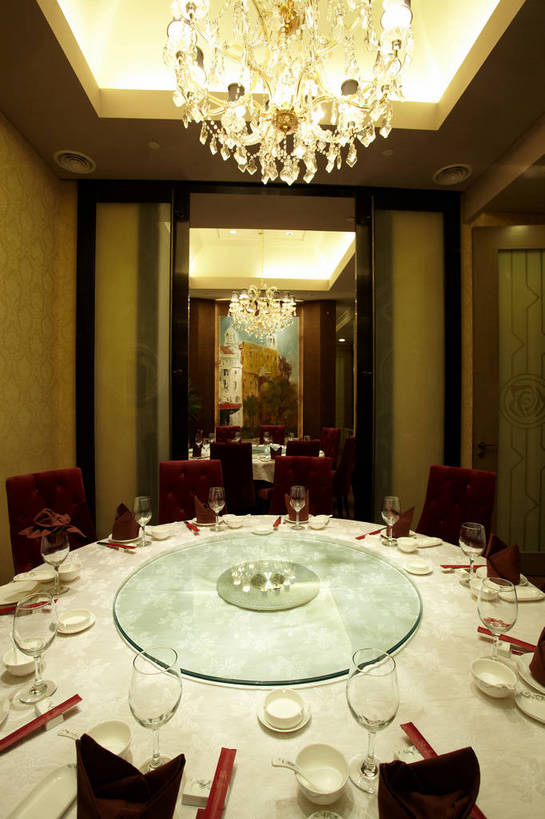 无人,竖图,室内,白天,正面,时尚,绘画,餐桌,筷子,天花板,装修,桌子,建筑,杯子,餐具,电视,照明,一排,许多,艺术,整齐,装饰,并列,并排,布料,碟子,高脚杯,盘,陶瓷,墙,灯光,筷架,陶瓷制品,红酒杯,水晶,很多,古典,布纹,筷枕,文化,建设,装潢,传统,吊灯,水晶灯,墙壁,墙面,玻璃制品,灯,桌布,排列,盘子,餐巾,酒杯,容器,转盘,工艺品,灯具,碟,室内装潢,台布,碗,品味,中式,餐台,储藏,包厢,礼节,华丽,筷子架,样板房,明亮,照亮,美术,高雅,舒适,家居装潢,葡萄酒杯,照明设备,储存,队列,高贵,彩电,挂画,礼仪,水晶吊灯,平行,房屋设计,包房,室内设计,宽敞,样板房装潢,美学,水晶制品,彩色电视机,显像管屏,显像管屏幕,富丽,华美,设计,玻璃杯,电视机,进餐用具,装饰画,餐桌布,彩图,水晶石,贮存,shjb1