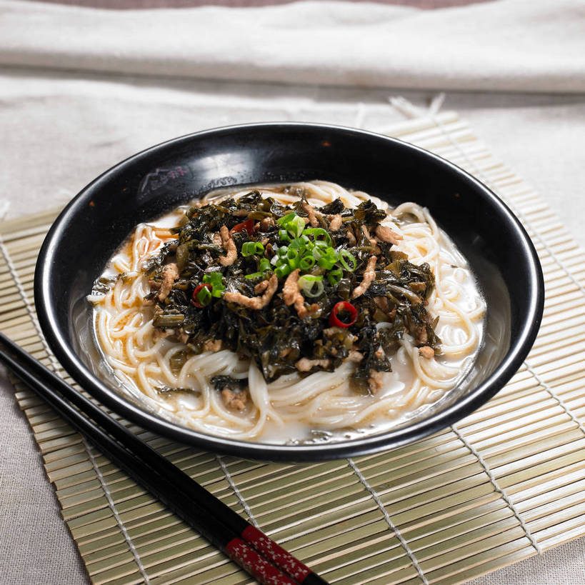 面食,面条,无人,横图,俯视,室内,特写,白天,烹饪,中餐,餐桌,筷子,桌子,餐具,一堆,一双,许多,阴影,堆叠,堆积,竹制,反射,布料,影子,陶瓷,葱,青葱,调味,面,肉,香料,佐料,料理,食品,陶瓷制品,很多,布纹,文化,传统,猪肉,雪菜肉丝面,雪菜,菜肴,美食,肉类,桌布,食物,一个,餐巾,容器,垫子,台布,碗,中式,佳肴,单个,餐台,中华料理,储藏,堆,礼节,配料,竹制品,储存,礼仪,肉食,豚肉,作料,雪里红,进餐用具,餐桌布,彩图,高角度拍摄,雪里蕻,贮存,shjb1