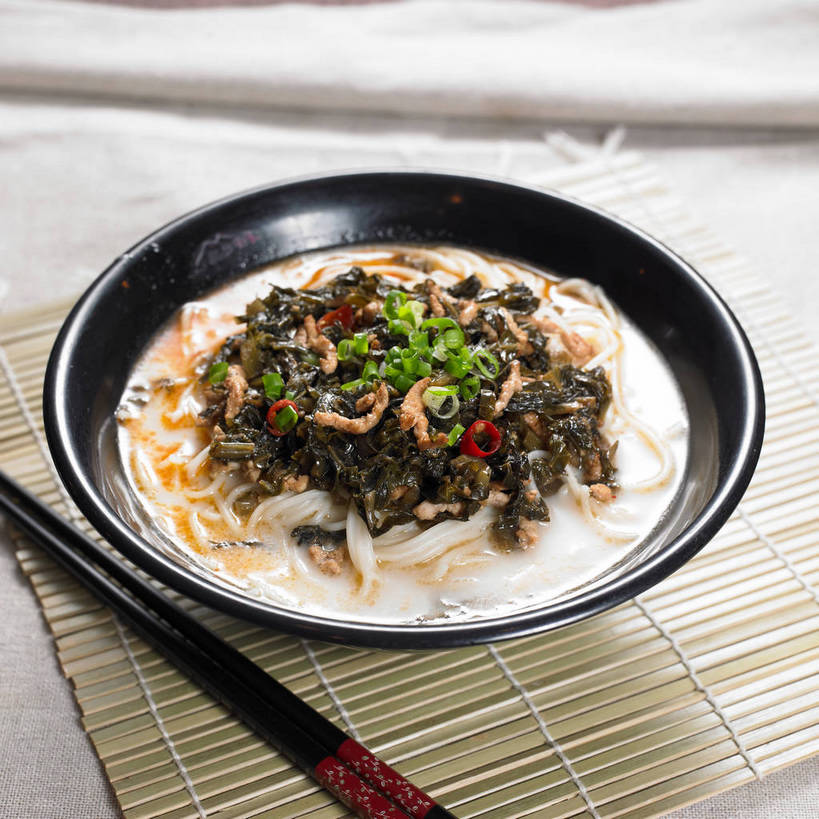 面食,面条,无人,横图,俯视,室内,特写,白天,烹饪,中餐,餐桌,筷子,桌子,餐具,一堆,一双,许多,阴影,堆叠,堆积,竹制,反射,布料,影子,陶瓷,葱,青葱,调味,面,肉,香料,佐料,料理,食品,陶瓷制品,很多,布纹,文化,传统,猪肉,雪菜肉丝面,雪菜,菜肴,美食,肉类,桌布,食物,一个,餐巾,容器,垫子,台布,碗,中式,佳肴,单个,餐台,中华料理,储藏,堆,礼节,配料,竹制品,储存,礼仪,肉食,豚肉,作料,雪里红,进餐用具,餐桌布,彩图,高角度拍摄,雪里蕻,贮存,shjb1