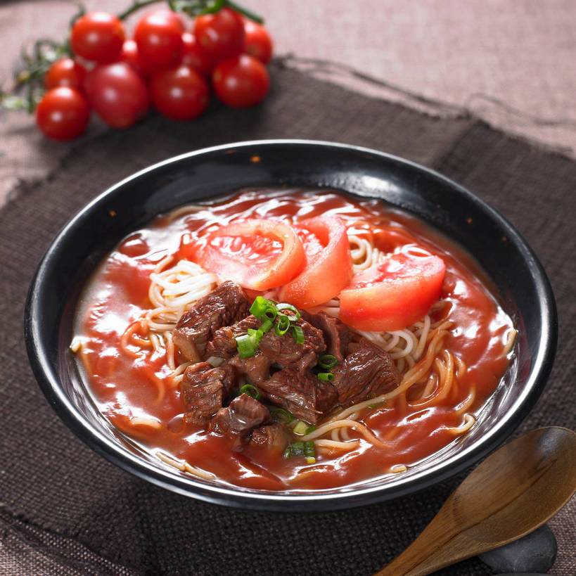 面食,面条,无人,横图,俯视,室内,特写,白天,烹饪,中餐,餐桌,桌子,蔬菜,西红柿,小番茄,新鲜,布料,陶瓷,面,肉,牛肉,料理,食品,陶瓷制品,布纹,菜肴,美食,肉类,桌布,食物,一个,餐巾,容器,台布,碗,中式,佳肴,牛肉面,有机食品,绿色食品,单个,餐台,中华料理,储藏,储存,肉食,小西红柿,樱桃小番茄,珍珠小番茄,樱桃番茄,洋柿子,圣女果,柑仔蜜,番茄,臭柿,餐桌布,彩图,高角度拍摄,六月柿,贮存,喜报三元,shjb1,番茄牛肉面