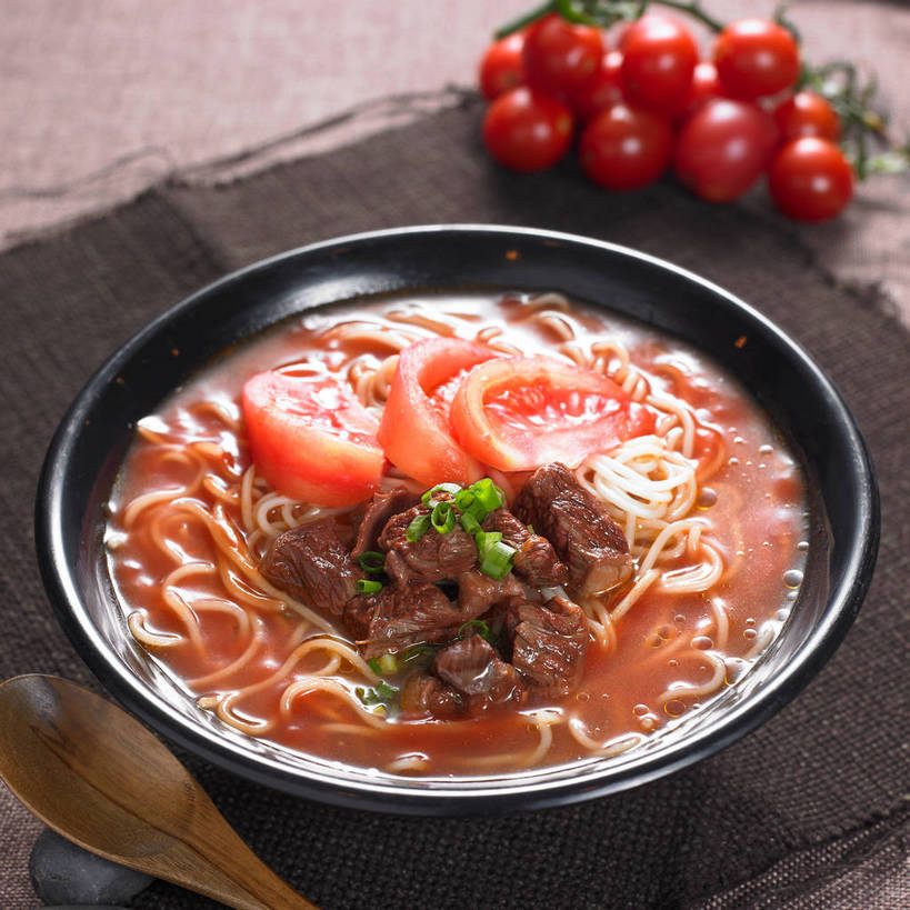 面食,面条,无人,横图,俯视,室内,特写,白天,烹饪,中餐,餐桌,桌子,蔬菜,西红柿,小番茄,新鲜,布料,陶瓷,面,肉,牛肉,料理,食品,陶瓷制品,布纹,菜肴,美食,肉类,桌布,食物,一个,餐巾,容器,台布,碗,中式,佳肴,牛肉面,有机食品,绿色食品,单个,餐台,中华料理,储藏,储存,肉食,小西红柿,樱桃小番茄,珍珠小番茄,樱桃番茄,洋柿子,圣女果,柑仔蜜,番茄,臭柿,餐桌布,彩图,高角度拍摄,六月柿,贮存,喜报三元,shjb1,番茄牛肉面
