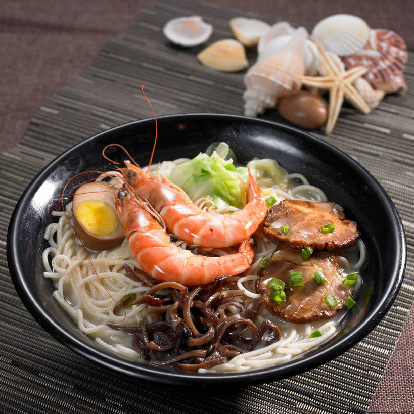 海鲜,面食,面条,无人,横图,俯视,室内,特写,白天,烹饪,中餐,餐桌,桌子,海星,贝壳,一堆,许多,切开,堆叠,堆积,布料,陶瓷,蛋,鸡蛋,面,肉,虾,料理,食品,陶瓷制品,半个,很多,布纹,叉烧,拉面,卤蛋,水产,猪肉,菜肴,美食,肉类,海洋生物,桌布,食物,一个,动物,餐巾,容器,台布,碗,切,一半,中式,生物,佳肴,对虾,单个,餐台,中华料理,储藏,堆,储存,水生动物,海产品,水生物,剖面,肉食,海底动物,切面,豚肉,卵,棘皮动物门,贝类外壳,海螺壳,软体动物外壳,星鱼,餐桌布,彩图,高角度拍摄,鸡卵,鸡子,贮存,海鲜拉面,shjb1