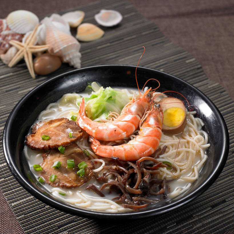 海鲜,面食,面条,无人,横图,俯视,室内,特写,白天,烹饪,中餐,餐桌,桌子,海星,贝壳,一堆,许多,切开,堆叠,堆积,布料,陶瓷,蛋,鸡蛋,面,肉,虾,料理,食品,陶瓷制品,半个,很多,布纹,叉烧,拉面,卤蛋,水产,猪肉,菜肴,美食,肉类,海洋生物,桌布,食物,一个,动物,餐巾,容器,台布,碗,切,一半,中式,生物,佳肴,对虾,单个,餐台,中华料理,储藏,堆,储存,水生动物,海产品,水生物,剖面,肉食,海底动物,切面,豚肉,卵,棘皮动物门,贝类外壳,海螺壳,软体动物外壳,星鱼,餐桌布,彩图,高角度拍摄,鸡卵,鸡子,贮存,海鲜拉面,shjb1