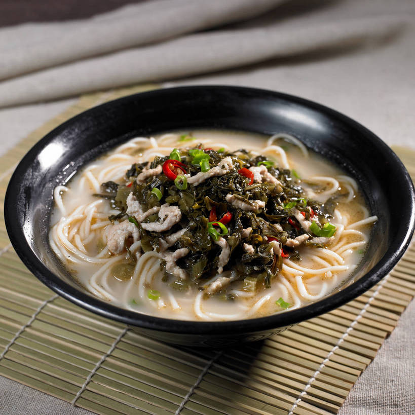 面食,面条,无人,横图,俯视,室内,特写,白天,烹饪,中餐,餐桌,桌子,辣椒,一堆,许多,堆叠,堆积,竹制,布料,陶瓷,面,肉,料理,食品,陶瓷制品,很多,布纹,猪肉,雪菜肉丝面,雪菜,菜肴,美食,肉类,桌布,食物,一个,黑色,餐巾,容器,垫子,台布,碗,中式,佳肴,单个,餐台,中华料理,储藏,堆,竹制品,储存,肉食,辣角,红海椒,大椒,辣虎,广椒,豚肉,雪里红,辣子,红辣椒,海椒,番椒,餐桌布,彩图,高角度拍摄,雪里蕻,贮存,shjb1