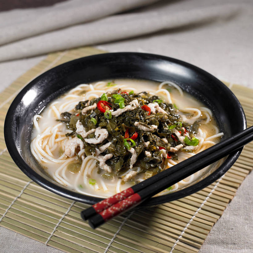 面食,面条,无人,横图,俯视,室内,特写,白天,烹饪,中餐,餐桌,桌子,辣椒,一堆,许多,堆叠,堆积,竹制,布料,陶瓷,面,肉,料理,食品,陶瓷制品,很多,布纹,猪肉,雪菜肉丝面,雪菜,菜肴,美食,肉类,桌布,食物,一个,黑色,餐巾,容器,垫子,台布,碗,中式,佳肴,单个,餐台,中华料理,储藏,堆,竹制品,储存,肉食,辣角,红海椒,大椒,辣虎,广椒,豚肉,雪里红,辣子,红辣椒,海椒,番椒,餐桌布,彩图,高角度拍摄,雪里蕻,贮存,shjb1