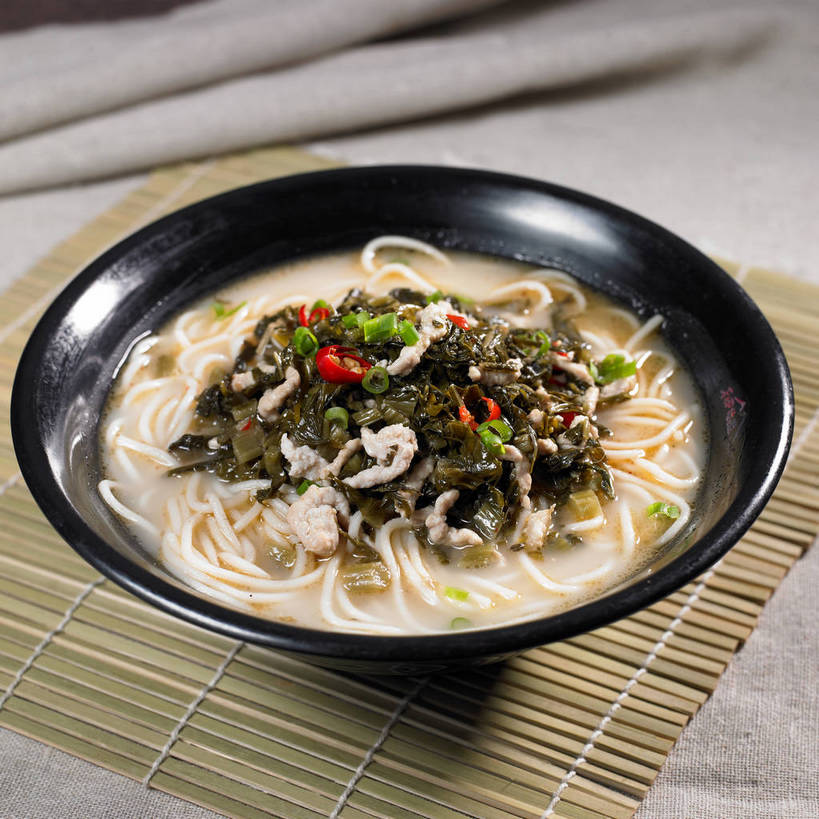 面食,面条,无人,横图,俯视,室内,特写,白天,烹饪,中餐,餐桌,桌子,辣椒,一堆,许多,堆叠,堆积,竹制,布料,陶瓷,面,肉,料理,食品,陶瓷制品,很多,布纹,猪肉,雪菜肉丝面,雪菜,菜肴,美食,肉类,桌布,食物,一个,黑色,餐巾,容器,垫子,台布,碗,中式,佳肴,单个,餐台,中华料理,储藏,堆,竹制品,储存,肉食,辣角,红海椒,大椒,辣虎,广椒,豚肉,雪里红,辣子,红辣椒,海椒,番椒,餐桌布,彩图,高角度拍摄,雪里蕻,贮存,shjb1