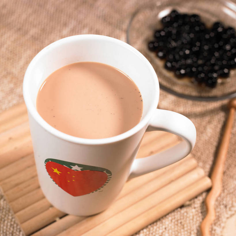 无人,横图,俯视,室内,特写,白天,餐桌,桌子,杯子,餐具,旗帜,国旗,玻璃,阴影,竹制,装饰,反射,布料,碟子,盘,影子,珍珠,陶瓷,奶茶,陶瓷制品,饮品,一杯,布纹,五星红旗,玻璃制品,桌布,饮料,一个,盘子,餐巾,马克杯,水杯,垫子,碟,台布,搅拌棒,遮,遮掩,单个,餐台,华丽,修饰,点缀,掩盖,竹制品,遮挡,可口,中国国旗,遮盖,衬托,美观,雅致,雅观,掩饰,适口,旗,搅棒,餐桌布,彩图,高角度拍摄,红地五星旗,中华人民共和国国旗,波霸奶茶,珍珠奶茶,shjb1