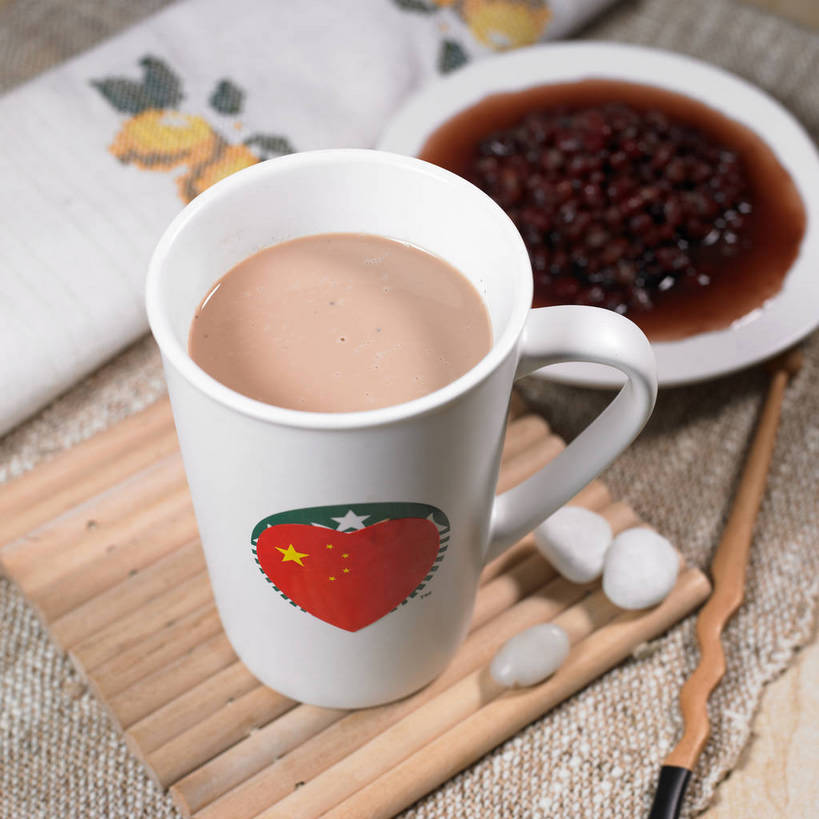 无人,横图,俯视,室内,特写,白天,爱情,石头,餐桌,桌子,杯子,餐具,旗帜,国旗,玻璃,阴影,竹制,装饰,反射,布料,碟子,盘,石子,影子,陶瓷,红豆,奶茶,红豆沙,相思豆,陶瓷制品,饮品,一杯,布纹,五星红旗,玻璃制品,桌布,饮料,三个,一个,盘子,餐巾,马克杯,水杯,垫子,碟,台布,鹅卵石,搅拌棒,遮,遮掩,冬青,单个,餐台,华丽,修饰,点缀,掩盖,竹制品,遮挡,可口,按摩石,中国国旗,豆沙,遮盖,相思,衬托,美观,雅致,雅观,掩饰,适口,旗,石块,搅棒,餐桌布,彩图,高角度拍摄,红地五星旗,中华人民共和国国旗,豆蓉,红豆泥,shjb1,红豆奶茶