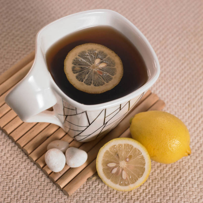 无人,横图,俯视,室内,特写,白天,幸福,石头,餐桌,茶,桌子,柠檬,杯子,水果,竹制,新鲜,布料,石子,陶瓷,生食,食品,果实,陶瓷制品,一杯,布纹,娱乐,桌布,食物,饮料,两个,一个,黄色,餐巾,马克杯,水杯,垫子,台布,享受,休闲,温馨,鹅卵石,放松,乐趣,有机食品,绿色食品,单个,餐台,柠檬茶,舒适,竹制品,按摩石,石块,益母果,柠檬片,柠果,餐桌布,彩图,高角度拍摄,shjb1