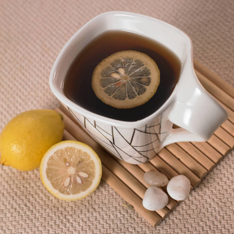 无人,横图,俯视,室内,特写,白天,幸福,石头,餐桌,茶,桌子,柠檬,杯子,水果,竹制,新鲜,布料,石子,陶瓷,生食,食品,果实,陶瓷制品,一杯,布纹,娱乐,桌布,食物,饮料,两个,一个,黄色,餐巾,马克杯,水杯,垫子,台布,享受,休闲,温馨,鹅卵石,放松,乐趣,有机食品,绿色食品,单个,餐台,柠檬茶,舒适,竹制品,按摩石,石块,益母果,柠檬片,柠果,餐桌布,彩图,高角度拍摄,shjb1