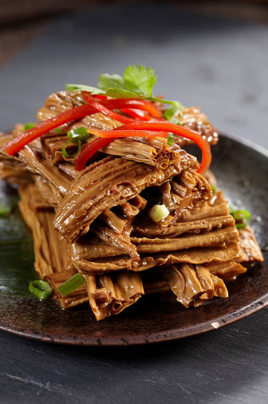 无人,竖图,俯视,室内,特写,白天,烹饪,中餐,餐桌,桌子,辣椒,蔬菜,餐具,一堆,许多,阴影,堆叠,堆积,朦胧,模糊,新鲜,反射,布料,碟子,盘,影子,陶瓷,葱,青葱,调料,红烧,酱料,酱汁,佐料,料理,食品,陶瓷制品,调味品,很多,调味料,布纹,豆腐皮,酱,冷盘,菜肴,美食,桌布,食物,盘子,餐巾,碟,台布,中式,冷菜,凉菜,佳肴,有机食品,绿色食品,餐台,中华料理,堆,腐竹,彩椒,辣角,红海椒,大椒,辣虎,广椒,豆腐衣,油皮,甜椒,柿子椒,辣子,海椒,番椒,灯笼椒,餐桌布,彩图,高角度拍摄,凉拌腐竹,shjb1