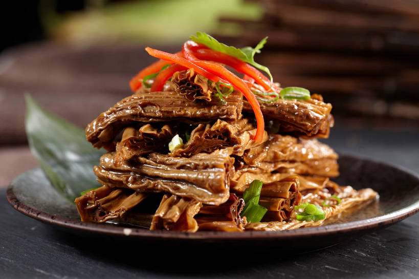 无人,横图,俯视,室内,特写,白天,烹饪,中餐,餐桌,桌子,辣椒,蔬菜,餐具,叶子,一堆,许多,阴影,堆叠,堆积,朦胧,模糊,新鲜,反射,布料,碟子,盘,影子,陶瓷,葱,青葱,调料,红烧,酱料,酱汁,佐料,料理,食品,绿叶,陶瓷制品,调味品,很多,调味料,布纹,豆腐皮,酱,冷盘,菜肴,美食,桌布,食物,盘子,餐巾,碟,台布,中式,嫩叶,冷菜,凉菜,佳肴,有机食品,绿色食品,餐台,中华料理,堆,腐竹,彩椒,辣角,红海椒,大椒,辣虎,广椒,豆腐衣,油皮,叶,叶片,甜椒,柿子椒,辣子,海椒,番椒,灯笼椒,餐桌布,彩图,高角度拍摄,凉拌腐竹,shjb1