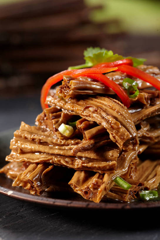 无人,竖图,俯视,室内,特写,白天,烹饪,中餐,餐桌,桌子,辣椒,蔬菜,餐具,一堆,许多,阴影,堆叠,堆积,朦胧,模糊,新鲜,反射,布料,碟子,盘,影子,陶瓷,葱,青葱,调料,红烧,酱料,酱汁,佐料,料理,食品,陶瓷制品,调味品,很多,调味料,布纹,豆腐皮,酱,冷盘,菜肴,美食,桌布,食物,盘子,餐巾,碟,台布,中式,冷菜,凉菜,佳肴,有机食品,绿色食品,餐台,中华料理,堆,腐竹,彩椒,辣角,红海椒,大椒,辣虎,广椒,豆腐衣,油皮,甜椒,柿子椒,辣子,海椒,番椒,灯笼椒,餐桌布,彩图,高角度拍摄,凉拌腐竹,shjb1