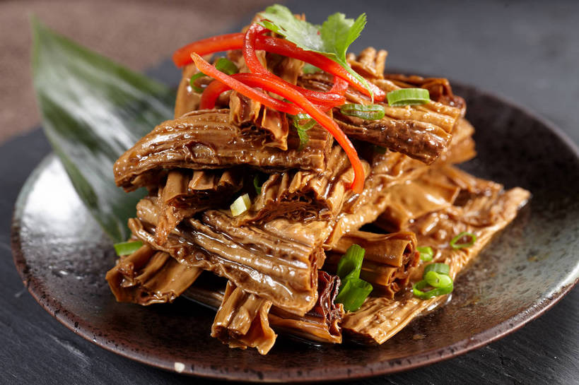 无人,横图,俯视,室内,特写,白天,烹饪,中餐,餐桌,桌子,辣椒,蔬菜,餐具,叶子,一堆,许多,阴影,堆叠,堆积,朦胧,模糊,新鲜,反射,布料,碟子,盘,影子,陶瓷,葱,青葱,调料,红烧,酱料,酱汁,佐料,料理,食品,绿叶,陶瓷制品,调味品,很多,调味料,布纹,豆腐皮,酱,冷盘,菜肴,美食,桌布,食物,盘子,餐巾,碟,台布,中式,嫩叶,冷菜,凉菜,佳肴,有机食品,绿色食品,餐台,中华料理,堆,腐竹,彩椒,辣角,红海椒,大椒,辣虎,广椒,豆腐衣,油皮,叶,叶片,甜椒,柿子椒,辣子,海椒,番椒,灯笼椒,餐桌布,彩图,高角度拍摄,凉拌腐竹,shjb1