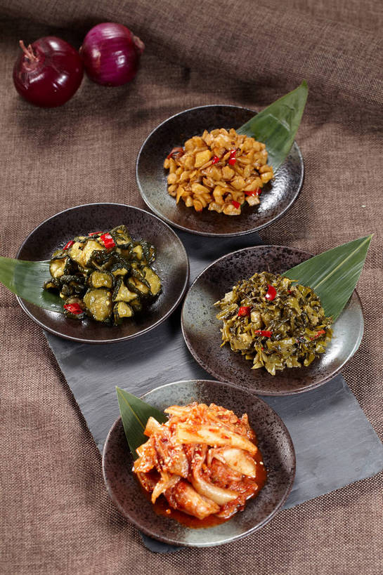 泡菜,无人,竖图,俯视,室内,特写,白天,烹饪,中餐,餐桌,桌子,萝卜,黄瓜,蔬菜,洋葱,餐具,叶子,一堆,许多,阴影,堆叠,堆积,新鲜,反射,碟子,盘,影子,陶瓷,大白菜,调料,酱料,酱汁,佐料,料理,食品,绿叶,陶瓷制品,调味品,很多,韩式,调味料,白菜,酱,辣酱,雪菜,菜肴,美食,食物,腌制,盘子,碟,四个,中式,嫩叶,佳肴,有机食品,绿色食品,餐台,中华料理,堆,辣椒酱,玉葱,韩国料理,萝卜干,韩国菜,韩式料理,酸黄瓜,腌渍,韩国泡菜,结球白菜,雪里红,胶菜,荷兰葱,叶,叶片,圆葱,洋葱头,球葱,青瓜,莱菔,胡瓜,葱头,彩图,高角度拍摄,清脆,爽口,雪里蕻,黄芽白,shjb1