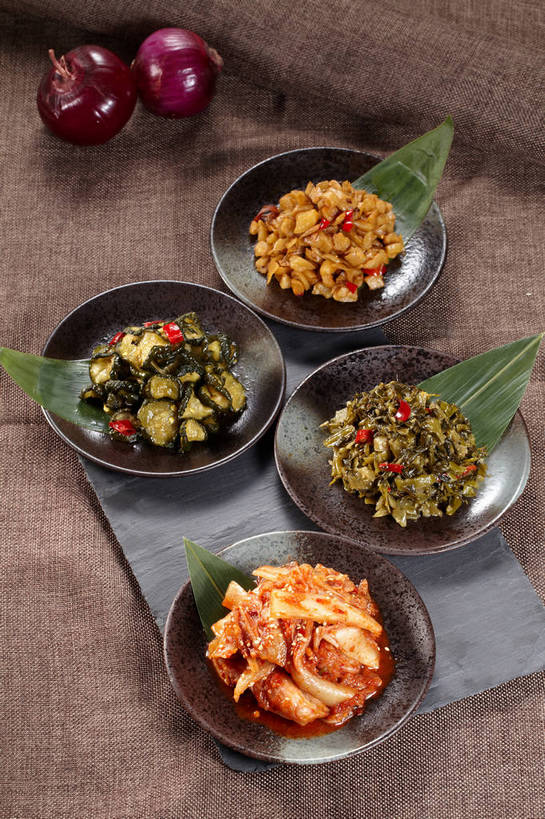 泡菜,无人,竖图,俯视,室内,特写,白天,烹饪,中餐,餐桌,桌子,萝卜,黄瓜,蔬菜,洋葱,餐具,叶子,一堆,许多,阴影,堆叠,堆积,新鲜,反射,碟子,盘,影子,陶瓷,大白菜,调料,酱料,酱汁,佐料,料理,食品,绿叶,陶瓷制品,调味品,很多,韩式,调味料,白菜,酱,辣酱,雪菜,菜肴,美食,食物,腌制,盘子,碟,四个,中式,嫩叶,佳肴,有机食品,绿色食品,餐台,中华料理,堆,辣椒酱,玉葱,韩国料理,萝卜干,韩国菜,韩式料理,酸黄瓜,腌渍,韩国泡菜,结球白菜,雪里红,胶菜,荷兰葱,叶,叶片,圆葱,洋葱头,球葱,青瓜,莱菔,胡瓜,葱头,彩图,高角度拍摄,清脆,爽口,雪里蕻,黄芽白,shjb1