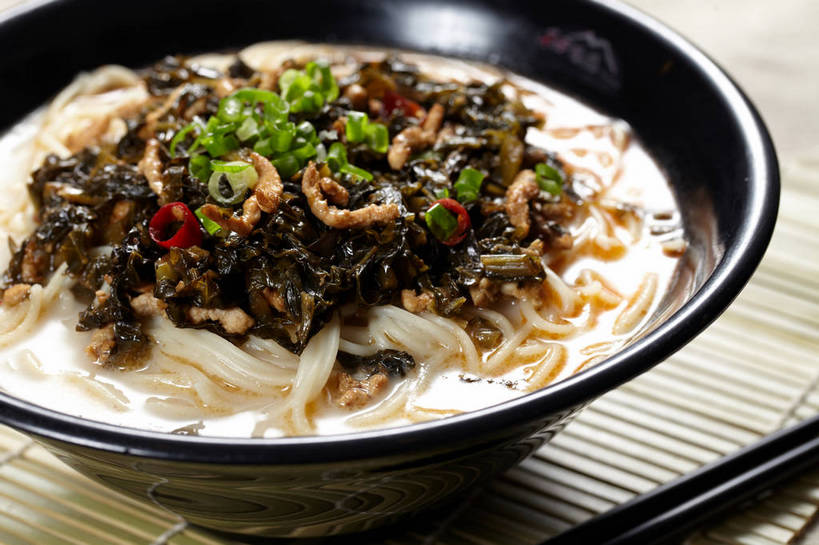 面食,面条,无人,横图,俯视,室内,特写,白天,烹饪,中餐,餐桌,筷子,桌子,餐具,一堆,一双,许多,阴影,堆叠,堆积,竹制,反射,布料,影子,陶瓷,葱,青葱,调味,面,肉,香料,佐料,料理,食品,陶瓷制品,很多,布纹,文化,传统,猪肉,雪菜肉丝面,雪菜,菜肴,美食,肉类,桌布,食物,一个,餐巾,容器,垫子,台布,碗,中式,佳肴,单个,餐台,中华料理,储藏,堆,礼节,配料,竹制品,储存,礼仪,肉食,豚肉,作料,雪里红,进餐用具,餐桌布,彩图,高角度拍摄,雪里蕻,贮存,shjb1