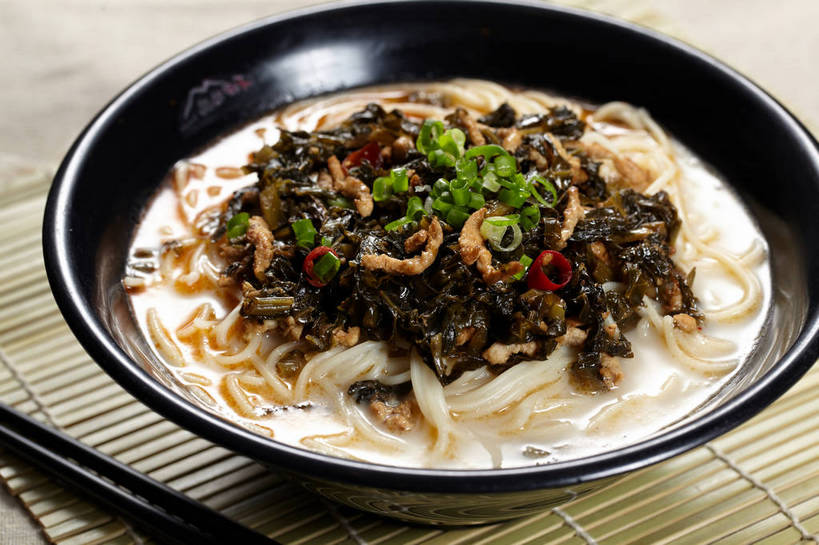 面食,面条,无人,横图,俯视,室内,特写,白天,烹饪,中餐,餐桌,筷子,桌子,餐具,一堆,一双,许多,阴影,堆叠,堆积,竹制,反射,布料,影子,陶瓷,葱,青葱,调味,面,肉,香料,佐料,料理,食品,陶瓷制品,很多,布纹,文化,传统,猪肉,雪菜肉丝面,雪菜,菜肴,美食,肉类,桌布,食物,一个,餐巾,容器,垫子,台布,碗,中式,佳肴,单个,餐台,中华料理,储藏,堆,礼节,配料,竹制品,储存,礼仪,肉食,豚肉,作料,雪里红,进餐用具,餐桌布,彩图,高角度拍摄,雪里蕻,贮存,shjb1