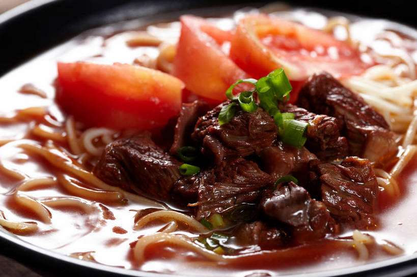 面食,面条,无人,横图,俯视,室内,特写,白天,烹饪,中餐,餐桌,桌子,蔬菜,西红柿,朦胧,模糊,新鲜,布料,陶瓷,面,肉,牛肉,料理,食品,陶瓷制品,布纹,菜肴,美食,肉类,桌布,食物,一个,餐巾,容器,台布,碗,中式,佳肴,牛肉面,有机食品,绿色食品,单个,餐台,中华料理,储藏,储存,肉食,洋柿子,柑仔蜜,番茄,臭柿,餐桌布,彩图,高角度拍摄,六月柿,贮存,喜报三元,shjb1,番茄牛肉面